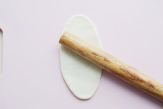 6、#夏天的味道#花朵豆沙酥,擀面杖将面团擀成长牛舌状；