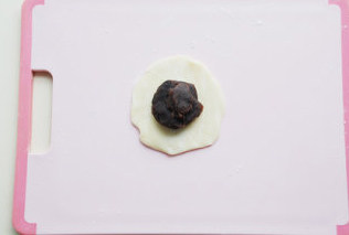 12、#夏天的味道#花朵豆沙酥,将酥皮擀圆，挤入红豆沙