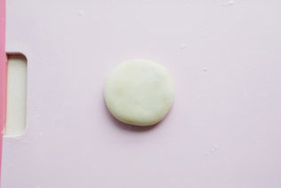 14、#夏天的味道#花朵豆沙酥,将包好馅的酥皮点心按扁，底部和表面略撒面粉，方便造型；