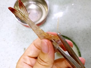 3、三珍炒虾球,剪开虾腹。
