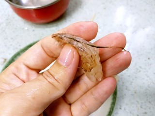 5、三珍炒虾球,去掉虾背的肠线。