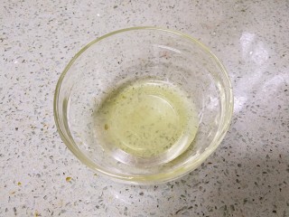 7、三珍炒虾球,把鸡蛋的蛋清分离出来。