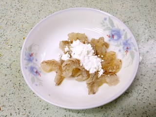 8、三珍炒虾球,剥好的虾仁放两小勺生粉、一点点盐。