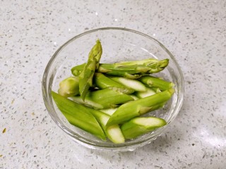 11、三珍炒虾球,芦笋斜刀切成小段。