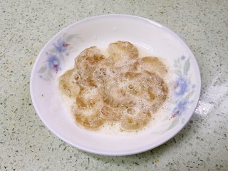 10、三珍炒虾球,抓匀，静置一会儿。