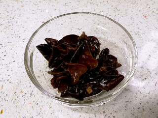 13、三珍炒虾球,木耳泡发好。