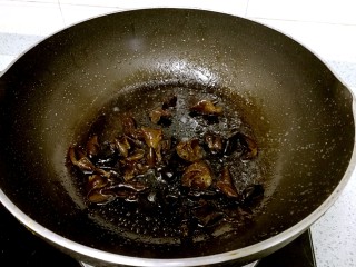 16、三珍炒虾球,倒入木耳，翻炒一下，盛起。