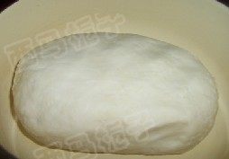 1、海鲜烧卖,面粉加入适量的水揉成面团。饧至30分钟