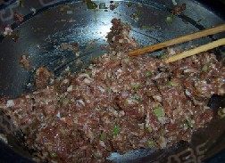 3、海鲜烧卖,再加入酱油 盐 鸡精 香油 五香粉 搅拌均匀。至上劲