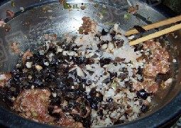 5、海鲜烧卖,加入到调好味的肉馅中