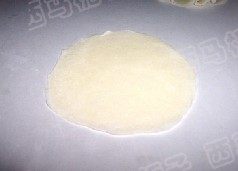 8、海鲜烧卖,取一个小面团，擀成中间厚，外围薄的面片