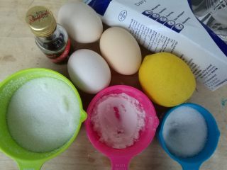 1、美丽的帕夫洛娃蛋糕,准备好所有材料。烤箱提前预热上下火140度15分钟。	