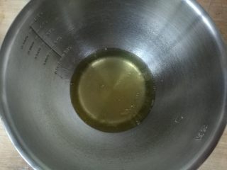 2、美丽的帕夫洛娃蛋糕,蛋白打在无油无水的盆子里。