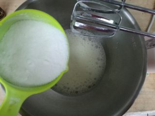 3、美丽的帕夫洛娃蛋糕,细砂糖和玉米淀粉混合均匀，分成3—5次加入蛋白中打发。