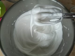 5、美丽的帕夫洛娃蛋糕,蛋白打发至有光泽倒扣不掉。