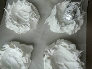 6、美丽的帕夫洛娃蛋糕,用勺子舀到烤盘中，中间凹下，出炉后放奶油和水果。