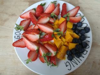 8、美丽的帕夫洛娃蛋糕,水果洗净晾干，切成合适的块。