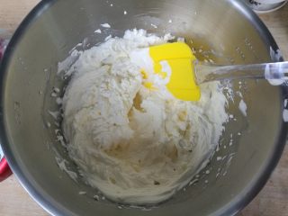 9、美丽的帕夫洛娃蛋糕,淡奶油加糖打发。