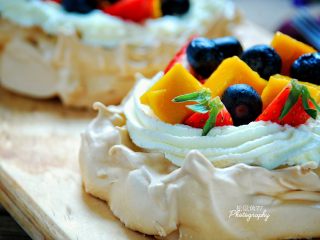 11、美丽的帕夫洛娃蛋糕,再装饰上各式水果即可。