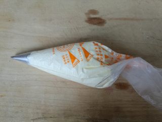 10、美丽的帕夫洛娃蛋糕,装入裱花袋，随意挤在蛋糕上。