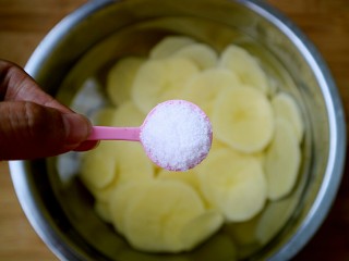 4、椒盐炸薯片,继续放入清水中加3g食盐,泡十分钟。