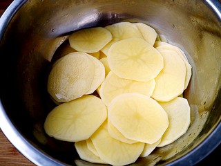 5、椒盐炸薯片,把水倒出,沥干水分。