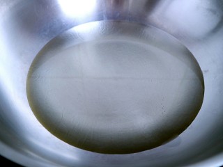 7、椒盐炸薯片,锅烧热放入植物油!