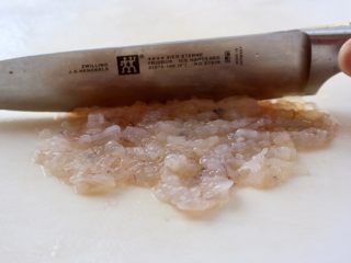 4、虾肉香菇盏,粗剁一下