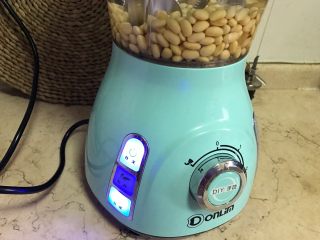 1、无油豆浆蛋糕,豆浆用的加倍的豆量来制作的,提前一晚浸泡豆子,使用东菱水果豆浆机的豆浆功能即可。