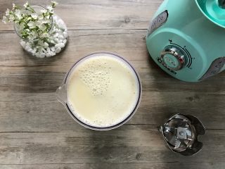 2、无油豆浆蛋糕,豆浆过滤待用。(我的豆浆还要制作其他食物,所以量比较多哦)