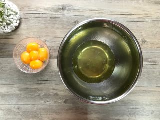 3、无油豆浆蛋糕,分离蛋白和蛋黄,注意蛋白盆必须无油无水,分离过程不可混入蛋黄。
