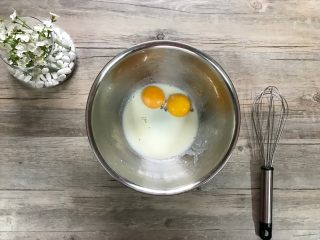 4、无油豆浆蛋糕,另取盆加入糖15g、豆浆65g、蛋黄2个。