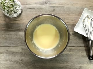 5、无油豆浆蛋糕,用手抽快速搅打均匀。