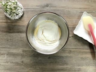 6、无油豆浆蛋糕,筛入80g低粉。