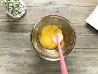 7、无油豆浆蛋糕,切拌至面糊细腻无颗粒。