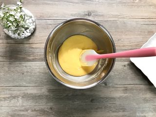 8、无油豆浆蛋糕,再加入剩余蛋黄,翻拌至面糊细腻。