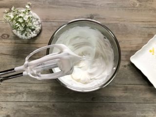 9、无油豆浆蛋糕,蛋白分三次打入细砂糖50克,打至坚挺长弯勾。