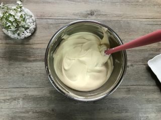 13、无油豆浆蛋糕,继续切拌加翻拌,混合均匀。