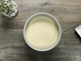 14、无油豆浆蛋糕,将混合好的面糊倒入8寸模内,表面用硅胶铲稍加抹平,震模后用牙签表面画几圈来消除气泡。