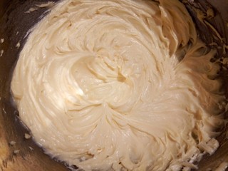 3、抹茶油酥饼干,黄油用电动打蛋器打发至颜色变浅，体积蓬松。