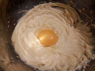 4、抹茶油酥饼干,加入蛋黄，继续搅拌，