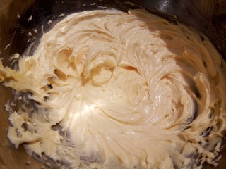 5、抹茶油酥饼干,搅拌到黄油和蛋黄融合就可以