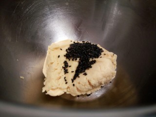 8、抹茶油酥饼干,加入黑芝麻3克（可以不加，按照自己口味来）