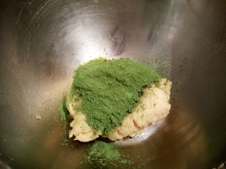 9、抹茶油酥饼干,再筛入5克抹茶粉