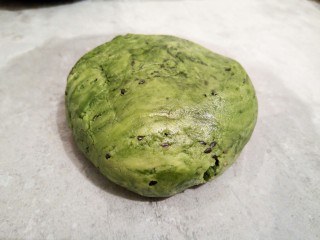 10、抹茶油酥饼干,用橡皮刮刀拌均匀就可以，将面团放在油纸上