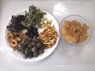 1、夏季消暑饮品—冰镇酸梅汤,煮酸梅汤所需的食材