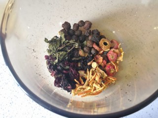 2、夏季消暑饮品—冰镇酸梅汤,将食材清洗干净放入锅里