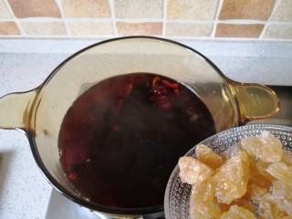 5、夏季消暑饮品—冰镇酸梅汤,最后加入黄冰糖,关小火煮到冰糖融化。