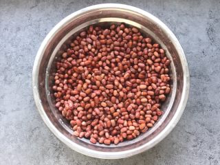 2、自制红豆沙,倒去泡红豆的水