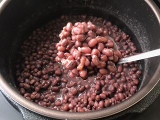 6、自制红豆沙,时间到，煮好红豆此时的红豆已经破皮